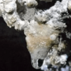 Un primer plano de una pequeña estalactita con gotas de agua en el oscuro entorno de la Cueva del Seso, una joya escondida para los amantes de la espeleología, cerca de Boltaña. - ForTwo - Planes para parejas