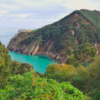Disfrute de la vista panorámica de una exuberante costa verde, una bahía turquesa y una ladera arbolada bajo un cielo nublado en una excursión a Explora la Cueva del Soplao. Ideal para quienes buscan lo último en turismo. - ForTwo - Planes para parejas