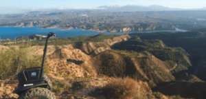 Explora la Sierra de Castril en Segway" ofrece una impresionante experiencia en la cima de una colina, con vistas a vastos paisajes con montañas, un lago y cielos nublados: una invitación a explorar la serena belleza que se despliega ante tus ojos. - ForTwo - Planes para parejas