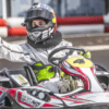 En Estepona, alguien con casco y mono de carreras hace un gesto de aprobación con el pulgar mientras disfruta del Karting en Estepona en la pista. - ForTwo - Planes para parejas