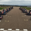 Equipados con cascos, un grupo se preparó ansioso para comenzar su emocionante aventura en el karting, alineado en los karts en la pista de Karting en Talavera La Real. - ForTwo - Planes para parejas