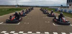 Equipados con cascos, un grupo se preparó ansioso para comenzar su emocionante aventura en el karting, alineado en los karts en la pista de Karting en Talavera La Real. - ForTwo - Planes para parejas