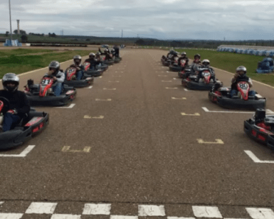 Equipados con cascos, un grupo se preparó ansioso para comenzar su emocionante aventura en el karting, alineado en los karts en la pista de Karting en Talavera La Real. - ForTwo - Planes para parejas