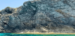 Admire los majestuosos acantilados rocosos de Menorca que se elevan desde el mar turquesa a bordo de una Lancha Sin Licencia, todo bajo el cielo azul claro e iluminado por el sol. - ForTwo - Planes para parejas