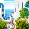 Experimente un día soleado en Mijas, donde estrechos callejones blancos con macetas de flores azules y exuberante vegetación conducen a vistas al mar, como aparece en "Marbella y Mijas: disfruta la Costa del Sol". - ForTwo - Planes para parejas