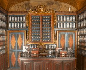 Esta botica vintage, similar al Museo de Arte de Girona, cuenta con estanterías, frascos y armarios ornamentados. Cada detalle teje una historia de artesanía e historia. - ForTwo - Planes para parejas