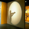 Creando intrincadas sombras con las manos bajo un foco en el animado Museu del Cinema de Girona, rodeado de cautivadoras exhibiciones que animan la historia del cine. - ForTwo - Planes para parejas