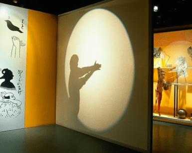 Creando intrincadas sombras con las manos bajo un foco en el animado Museu del Cinema de Girona, rodeado de cautivadoras exhibiciones que animan la historia del cine. - ForTwo - Planes para parejas