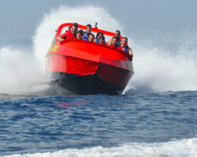 El Paseo de Acrobacias en el Agua en Girona cuenta con una lancha roja cuyos pasajeros realizan emocionantes acrobacias y crean salpicaduras mientras avanzan a toda velocidad por el océano. - ForTwo - Planes para parejas