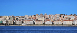 Experimente la impresionante Bahía de Santander en nuestro tour "Paseo en Barco", donde los altos edificios se alzan majestuosamente contra un cielo azul claro a lo largo de la costa. - ForTwo - Planes para parejas