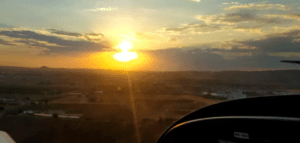Sobrevolando Córdoba, la impresionante puesta de sol tiñó el cielo de vibrantes tonos. A través de la ventana, las nubes y los paisajes se recortaban contra el sol, ofreciendo una vista digna de un "Piloto por un Día en Córdoba". - ForTwo - Planes para parejas