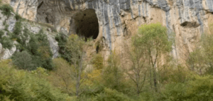 Rápel en Cueva Mur invita a los aventureros a explorar sus profundidades. Ubicada en un acantilado rocoso y rodeada de exuberante vegetación, esta gran cueva es perfecta para los amantes del rápel que buscan una experiencia emocionante. - ForTwo - Planes para parejas
