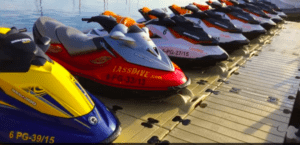 Una hilera de vibrantes motos de agua, conocidas como motos de agua, se alineaban en el muelle junto al agua, listas para una emocionante Ruta en Moto de Agua por las Islas Medas. - ForTwo - Planes para parejas