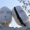Dos cabezas de maniquí, una adornada con una raya negra, sobre un cielo azul y ramas de árboles, evocan el encanto surrealista de Portlligat. Es como si formaran parte de "Visita la Casa de Dalí en Portlligat", fusionando arte y naturaleza con naturalidad. - ForTwo - Planes para parejas
