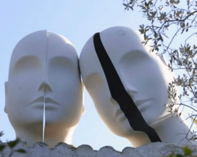 Dos cabezas de maniquí, una adornada con una raya negra, sobre un cielo azul y ramas de árboles, evocan el encanto surrealista de Portlligat. Es como si formaran parte de "Visita la Casa de Dalí en Portlligat", fusionando arte y naturaleza con naturalidad. - ForTwo - Planes para parejas