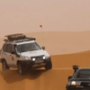 Experimente la Aventura en 4x4 por Girona mientras los vehículos navegan por las extensas dunas de arena en un impresionante entorno desértico. - ForTwo - Planes para parejas