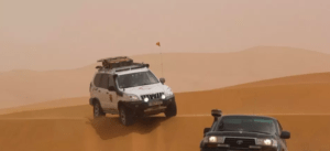 Experimente la Aventura en 4x4 por Girona mientras los vehículos navegan por las extensas dunas de arena en un impresionante entorno desértico. - ForTwo - Planes para parejas