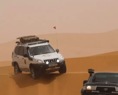 Experimente la Aventura en 4x4 por Girona mientras los vehículos navegan por las extensas dunas de arena en un impresionante entorno desértico. - ForTwo - Planes para parejas
