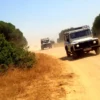 Aventura en 4x4 por la Costa del Sol ofrece a los amantes de las emociones fuertes la oportunidad de levantar polvo en senderos accidentados rodeados de arbustos y árboles secos, todo ello bajo un cielo azul claro. - ForTwo - Planes para parejas