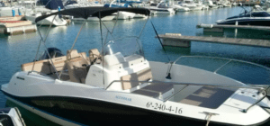 El barco a motor Barco sin licencia en Alcossebre, llamado Alessmar, está atracado en el pintoresco puerto deportivo de Alcossebre, rodeado de varios otros barcos. - ForTwo - Planes para parejas