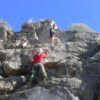 Bajo el claro cielo azul de Valencia, tres escaladores ascienden por un escarpado acantilado, asegurados con cuerdas. El Bautismo de escalada en Valencia: ¡una experiencia llena de desafío y conexión! promete una aventura inolvidable para todos los amantes de las emociones fuertes. - ForTwo - Planes para parejas