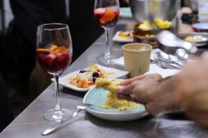 Uno disfruta de Clase de paella tradicional y cena en Valencia, saboreando sangría, aceitunas y una variedad de platos mientras saborea los sabores tradicionales de la paella. - ForTwo - Planes para parejas