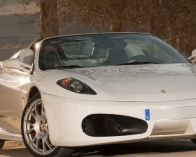 Un elegante convertible blanco "Conduce un Ferrari o Lamborghini en Córdoba" está estacionado en un camino de tierra, enmarcado por la exuberante vegetación de los árboles de Córdoba. - ForTwo - Planes para parejas