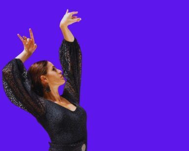 Con un vestido de encaje negro y brazos levantados, una mujer encarna el espíritu del baile flamenco sobre un fondo morado con un borde de lunares, capturando la esencia del "Curso privado de baile flamenco en Marbella". - ForTwo - Planes para parejas