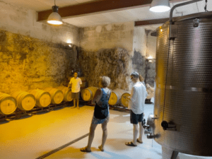 En la Bodega de Menorca, la gente se reúne entre barriles de madera y un gran tanque de acero inoxidable para saborear los ricos aromas de Descubre Vinos y Vermut. - ForTwo - Planes para parejas