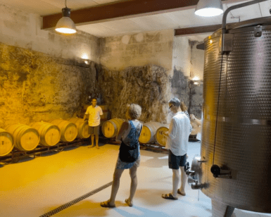En la Bodega de Menorca, la gente se reúne entre barriles de madera y un gran tanque de acero inoxidable para saborear los ricos aromas de Descubre Vinos y Vermut. - ForTwo - Planes para parejas