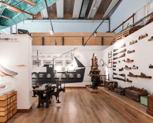 Experimente "Descubre el Itsasmuseum de Bilbao" y explore herramientas de carpintería antiguas y una cronología histórica. Esta exposición única ofrece una perspectiva de la artesanía del pasado en un entorno marítimo inspirador. - ForTwo - Planes para parejas