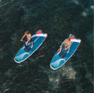 Dos personas practicando paddle surf en posición vertical en aguas claras y oscuras de Marbella utilizando tablas E-Paddle Surf en Marbella de color azul y rojo. - ForTwo - Planes para parejas