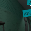 En un pasillo oscuro de Castellón, una silla solitaria reposa bajo carteles con el texto en español "¿Te Atreves?", que te incitan a entrar en la aventura de Escape Room VR en Castellón. - ForTwo - Planes para parejas