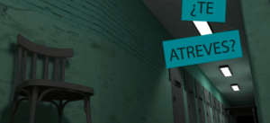 En un pasillo oscuro de Castellón, una silla solitaria reposa bajo carteles con el texto en español "¿Te Atreves?", que te incitan a entrar en la aventura de Escape Room VR en Castellón. - ForTwo - Planes para parejas