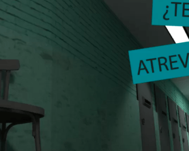 En un pasillo oscuro de Castellón, una silla solitaria reposa bajo carteles con el texto en español "¿Te Atreves?", que te incitan a entrar en la aventura de Escape Room VR en Castellón. - ForTwo - Planes para parejas