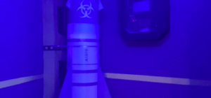 En Bilbao, el "Escape room ciberataque" ofrece una aventura futurista con una sala iluminada en azul que presenta una estructura vertical que recuerda a un misil marcado siniestramente con un símbolo de riesgo biológico. - ForTwo - Planes para parejas