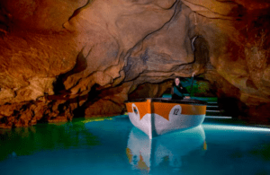 Experimente una escena inolvidable mientras rema por las vibrantes aguas y paredes rocosas de Cuevas de San José en nuestra "Excursión a las Cuevas de San José", donde las cuevas iluminadas crean una aventura fascinante. - ForTwo - Planes para parejas