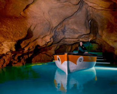 Experimente una escena inolvidable mientras rema por las vibrantes aguas y paredes rocosas de Cuevas de San José en nuestra "Excursión a las Cuevas de San José", donde las cuevas iluminadas crean una aventura fascinante. - ForTwo - Planes para parejas