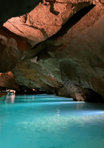 Una serena piscina dentro de una cueva rocosa, similar a las Cuevas de San José, bañada por una suave luz: un tesoro por descubrir para cualquier pacífica Excursión a las Cuevas de San José. - ForTwo - Planes para parejas
