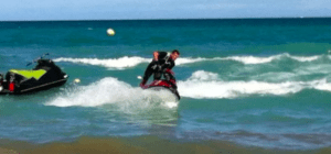 Alguien disfruta de Explora el Mediterráneo en moto de agua, chapoteando contra las olas bajo un cielo despejado. - ForTwo - Planes para parejas
