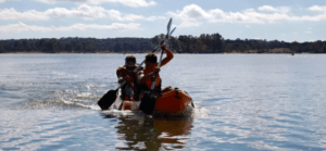 Dos personas disfrutan del sereno embalse de Alange en una piragua bajo un cielo parcialmente nublado con "Explora el embalse de Alange en piragua. - ForTwo - Planes para parejas