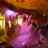 Descubra Explora las Cuevas de Génova, donde los vibrantes interiores de las cuevas brillan con impresionantes estalactitas y estalagmitas, realzadas por una iluminación ambiental que da vida a esta maravilla subterránea. - ForTwo - Planes para parejas