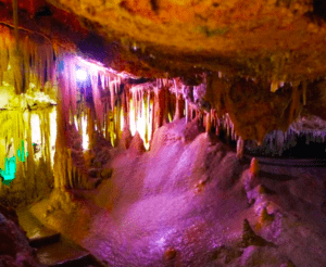Descubra Explora las Cuevas de Génova, donde los vibrantes interiores de las cuevas brillan con impresionantes estalactitas y estalagmitas, realzadas por una iluminación ambiental que da vida a esta maravilla subterránea. - ForTwo - Planes para parejas