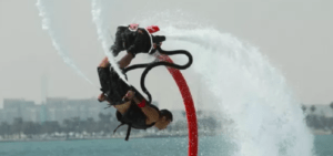 Alguien ejecutando un flip en un Flyboard en Valencia con el hermoso paisaje urbano de Valencia de fondo. - ForTwo - Planes para parejas