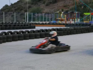 La gente experimenta la emoción del Karting en Ojén en una pista cubierta de neumáticos, rodeada de las pintorescas colinas y los vibrantes edificios de Ojén. - ForTwo - Planes para parejas