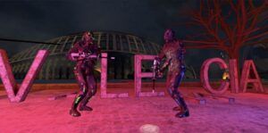 Dos figuras futuristas con armas permanecen bajo una luz colorida junto a un cartel roto de VALENCIA por la noche, listas para defenderse de una invasión alienígena en "Láser Tag VR: Defiende Valencia de una invasión alienígena". - ForTwo - Planes para parejas