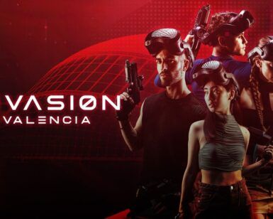 Cuatro personas, inmersas en un juego de Láser Tag VR, se ponen gafas y sostienen dispositivos sobre un fondo futurista rojo y negro. El texto dice: «Láser Tag VR: Defiende Valencia de una invasión alienígena». - ForTwo - Planes para parejas