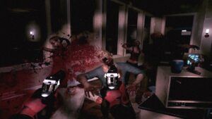 En una habitación oscura, un jugador dispara a zombies entre paredes salpicadas de sangre, sintiéndose como una intensa ronda de Láser Tag VR: Defiende Valencia de una invasión alienígena. - ForTwo - Planes para parejas