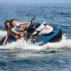 Dos personas en la Moto de agua en Marbella se deslizan por el océano, cortando el agua y creando salpicaduras blancas. - ForTwo - Planes para parejas