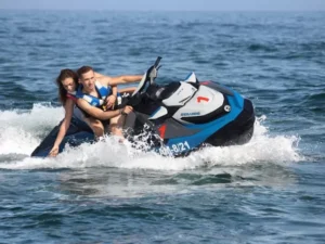 Dos personas en la Moto de agua en Marbella se deslizan por el océano, cortando el agua y creando salpicaduras blancas. - ForTwo - Planes para parejas